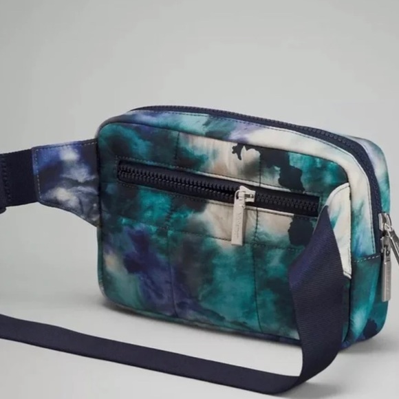 Lululemon everywhere Belt Bag NWT - Picture 3 of 5
